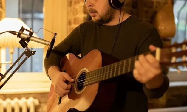 Perlengkapan Dalam Produksi Musik Menggunakan Gitar Akustik